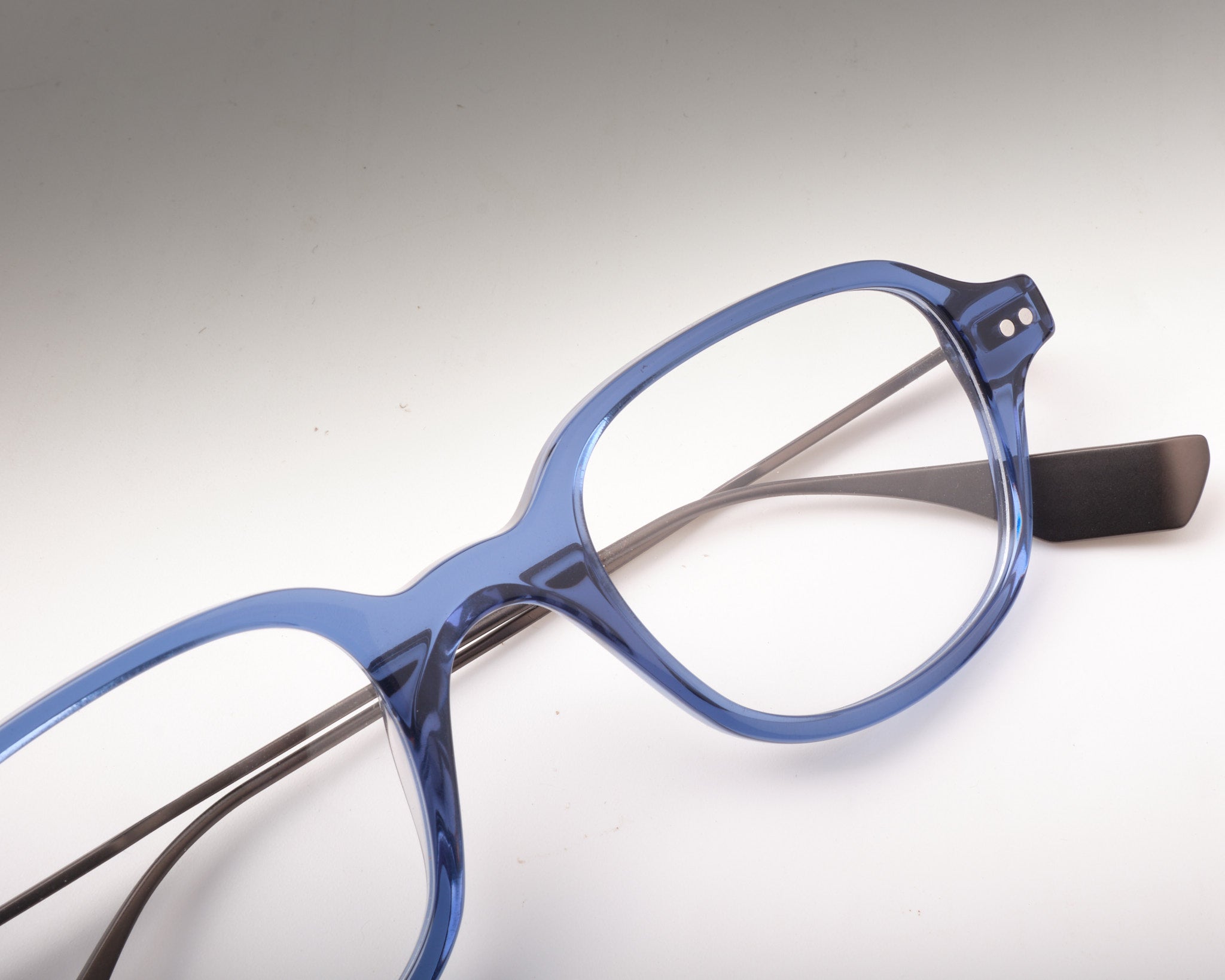 Lira Crystal Blue & Gunmetal SG